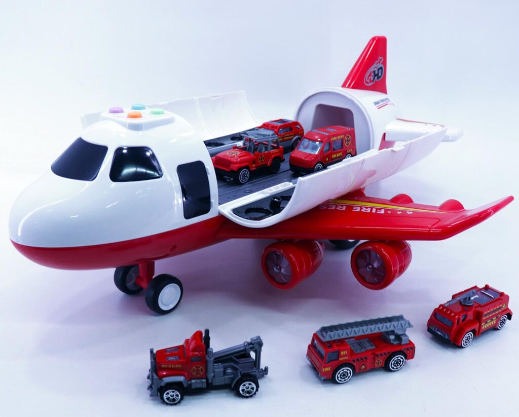 avión de carga con carros de bombero